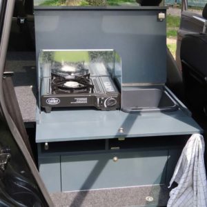 Gaskocher mit Spritz- und Windschutz